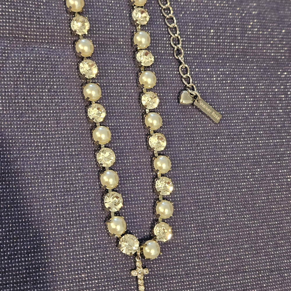 Beautiful crystal Silver and Pearl Cross Necklace. Boutique. NEW
